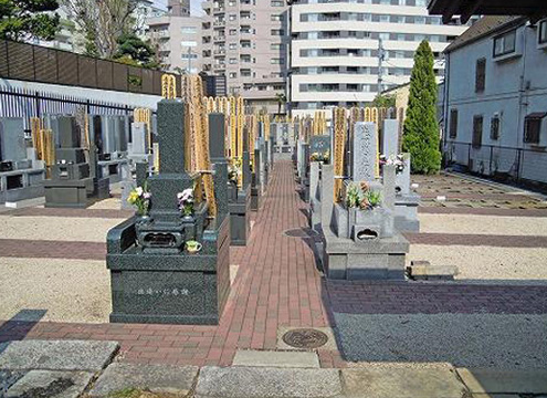 大江戸線「牛込柳町駅」より徒歩０分。交通至便の都市型墓地。