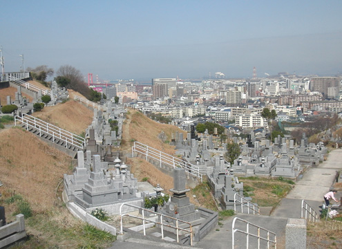 見晴らしの良い公園墓地。