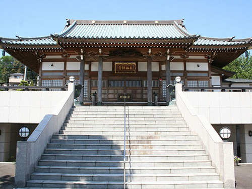 葬儀・法事・会食など全ての仏事を行うことができる充実した設備も魅力です。[長福寺本堂]