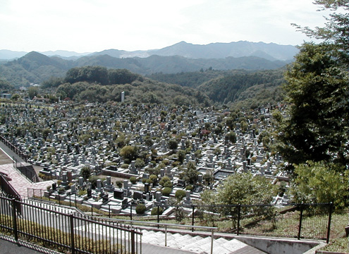 霊園全景 - 霊園からはパノラマの展望で、陣馬高原、奥多摩、遠く秩父方面の山々までを望みます。