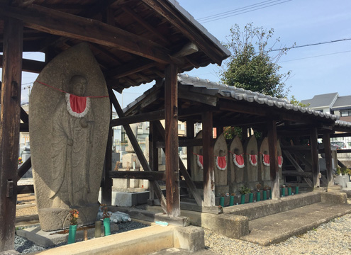 墓地内
