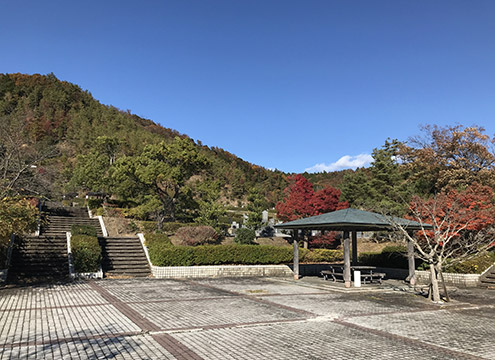 霊園入口