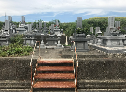 霊園入口