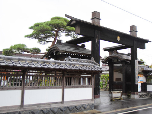 冠木門と白壁に囲まれた武家屋敷の趣です。