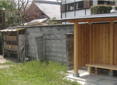 ベンチ、桶置き場