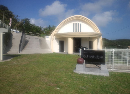 管理棟 - 園内専用カート(※スタッフによる運行) もございます。