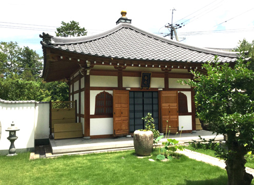 寿光殿（位牌堂）　位牌はここに納められます。