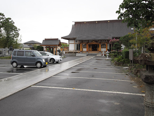 開放的な境内には、広々とした駐車場を備えています。