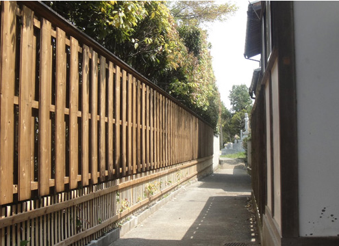 墓所への道