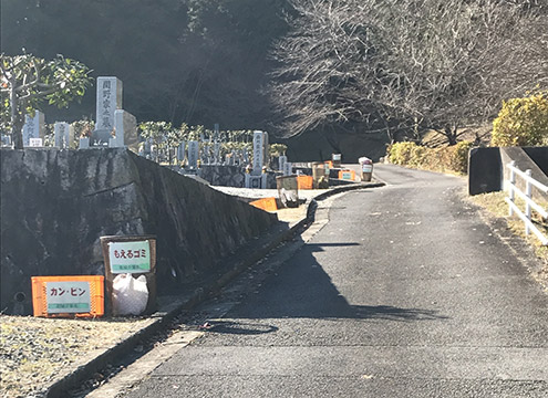 霊園進入路
