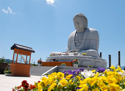 御霊供養大仏、モアイ像、ストーンヘンジなど、様々な石の造形物がご先祖様をお守りしています。